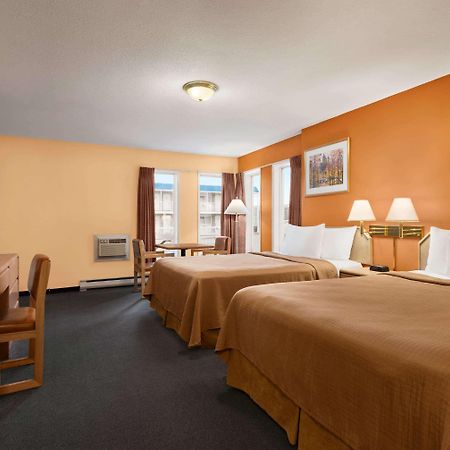 ทราเวลลอดจ์ เควสเนล บริติชโคลัมเบีย Hotel ภายนอก รูปภาพ