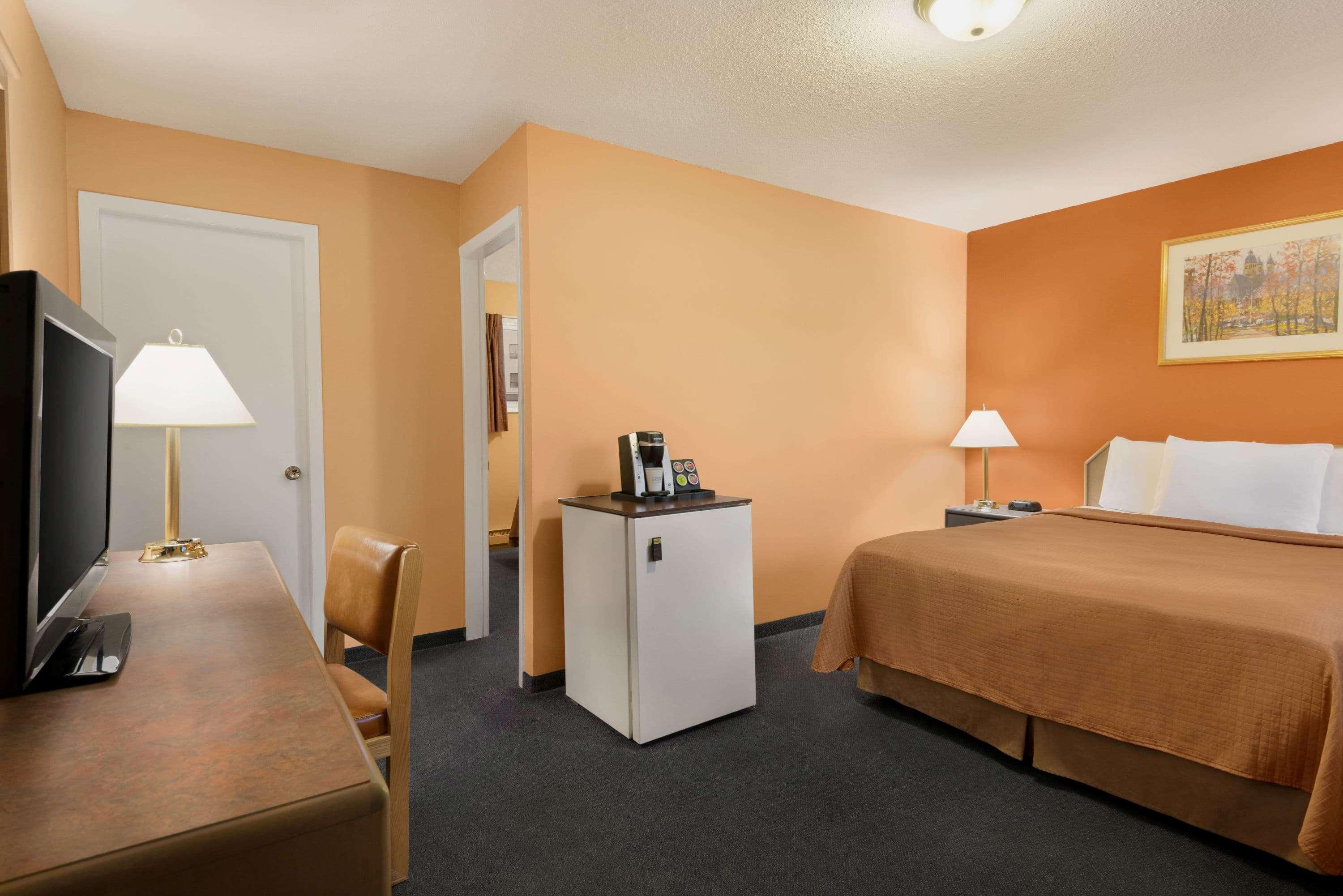 ทราเวลลอดจ์ เควสเนล บริติชโคลัมเบีย Hotel ภายนอก รูปภาพ