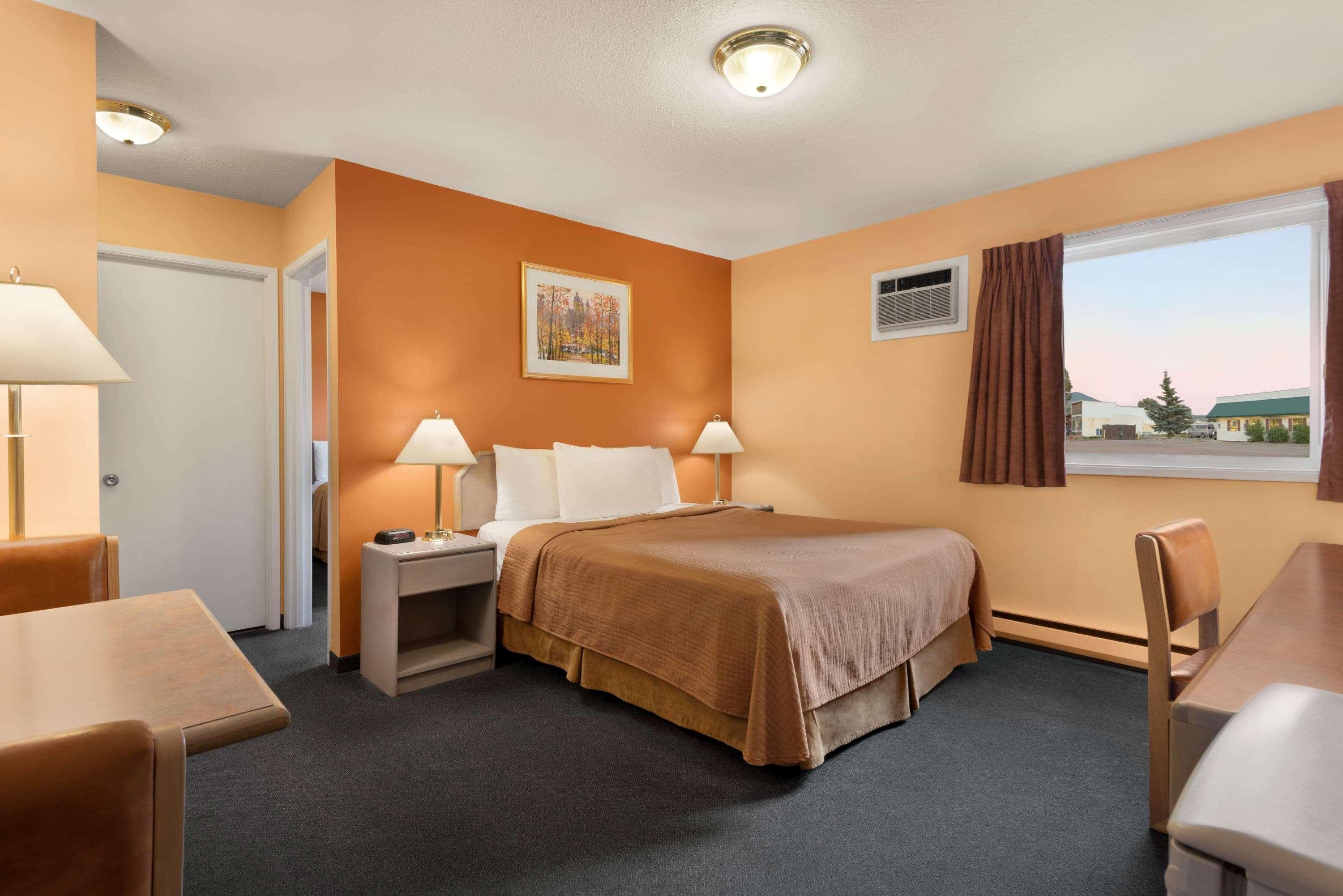 ทราเวลลอดจ์ เควสเนล บริติชโคลัมเบีย Hotel ภายนอก รูปภาพ