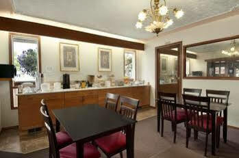ทราเวลลอดจ์ เควสเนล บริติชโคลัมเบีย Hotel ภายนอก รูปภาพ